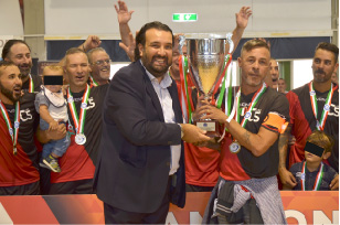 Scopri di più sull'articolo Campionato Italiano Futsal Over 40 è stato un successo. Il Calcio a 5 Live si cuce lo Scudetto sul petto