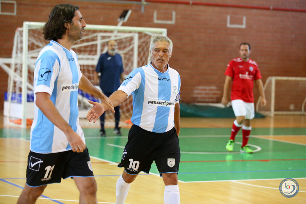 Capitan Pernarella e Speroniero, protagonisti del triangolare interregionale, in un'immagine della scorsa edizione del Campionato Italiano Futsal Over 40.