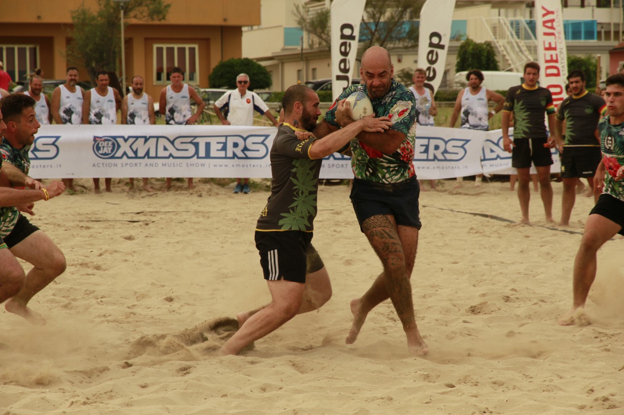 Scopri di più sull'articolo 25 squadre alle finali di Beach Rugby. Successi per gli Stoned e le Sabbie Mobili