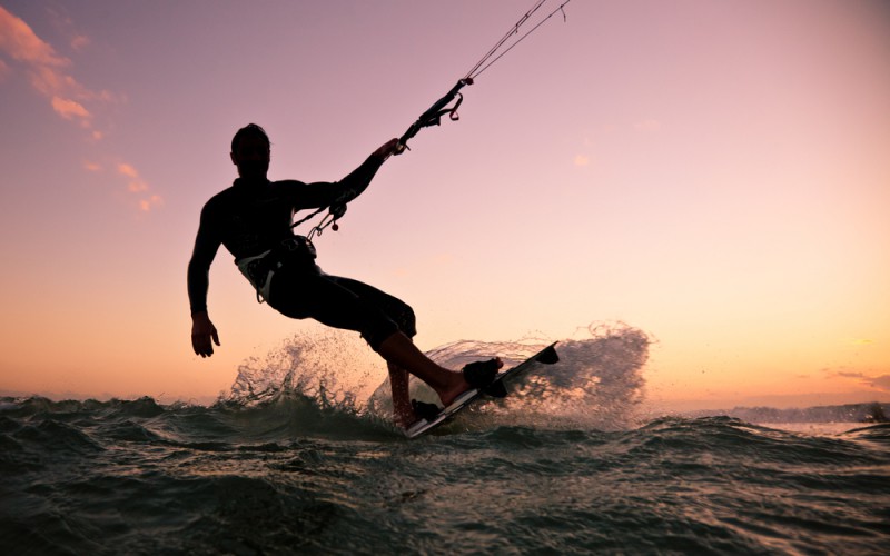 Scopri di più sull'articolo Kitesurf: 21 riders per la gara tra le onde del Mediterraneo, Big Air Sicilia 2022