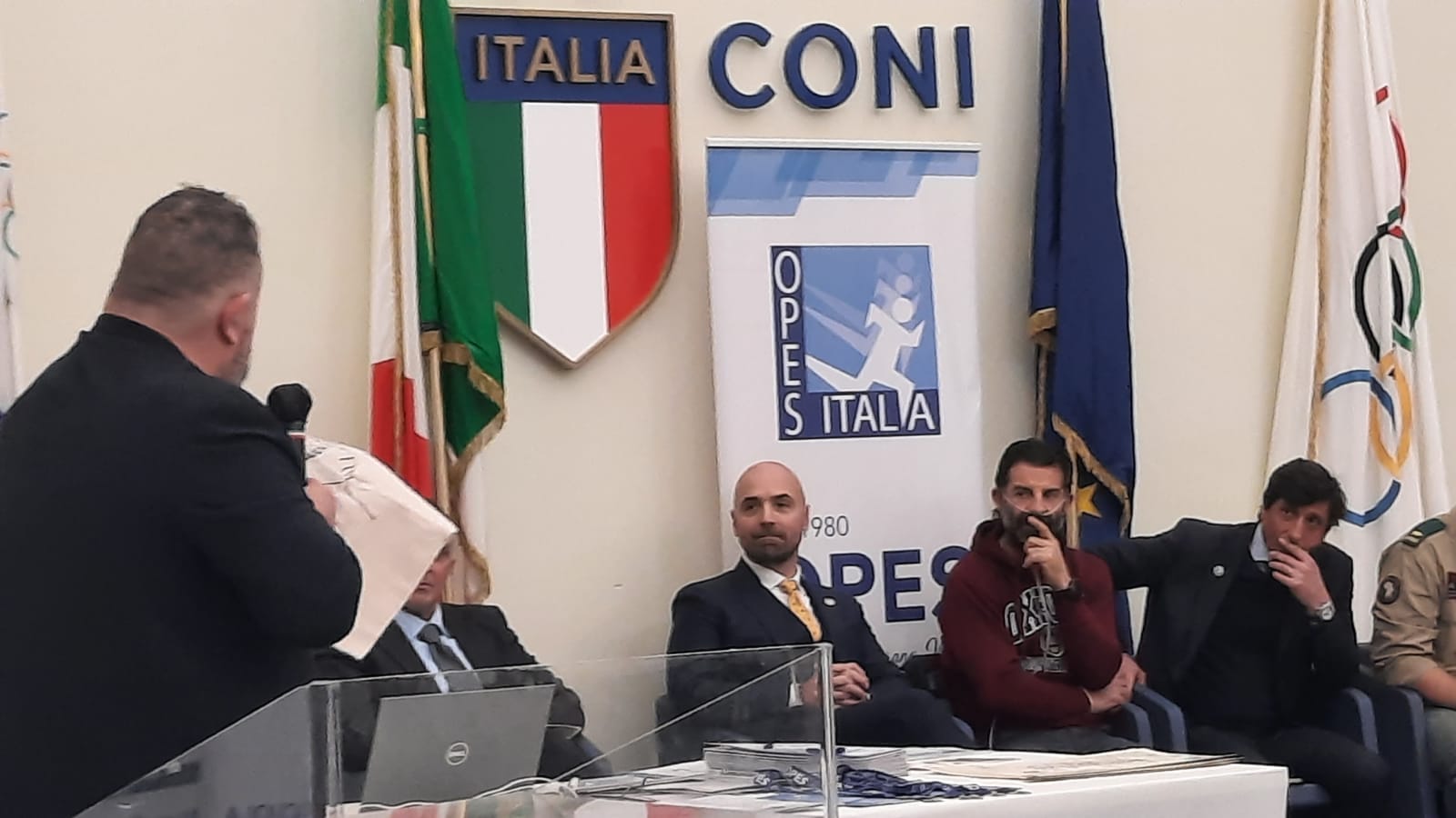 Scopri di più sull'articolo Prima Conferenza Nazionale OPES Armi e Tiro: Juri Morico riceve un dono speciale dalla famiglia Mandela