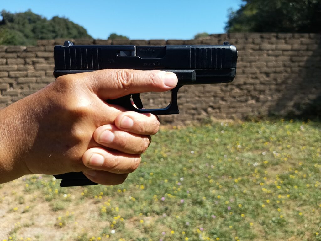 armi e tiro
LE POSIZIONI DI TIRO CON ARMA CORTA: PRECISIONE E CONTROLLO
