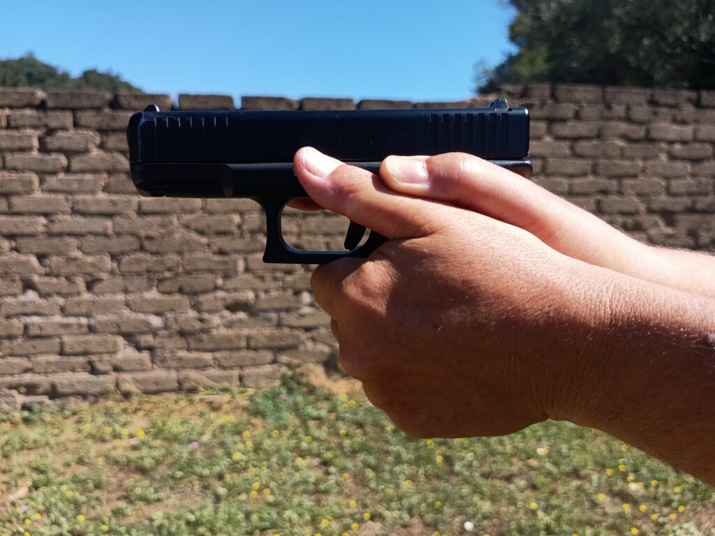 armi e tiro
LE POSIZIONI DI TIRO CON ARMA CORTA: PRECISIONE E CONTROLLO