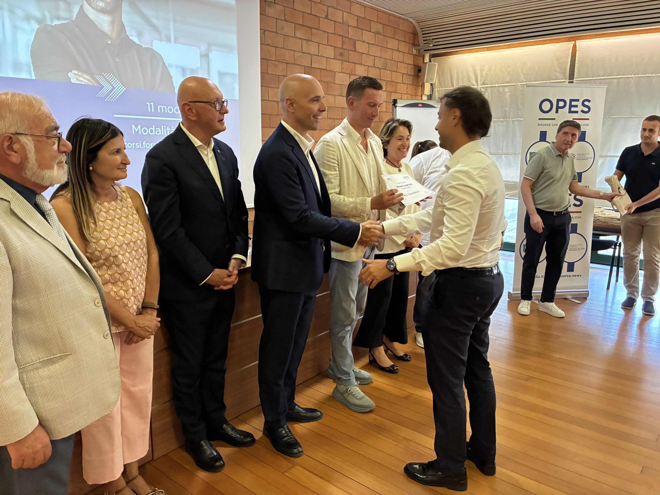 Alessio Marchesani mentre ritira l'attestato del 1° Corso per Dirigenti Sportivi di Primo Livello di OPES