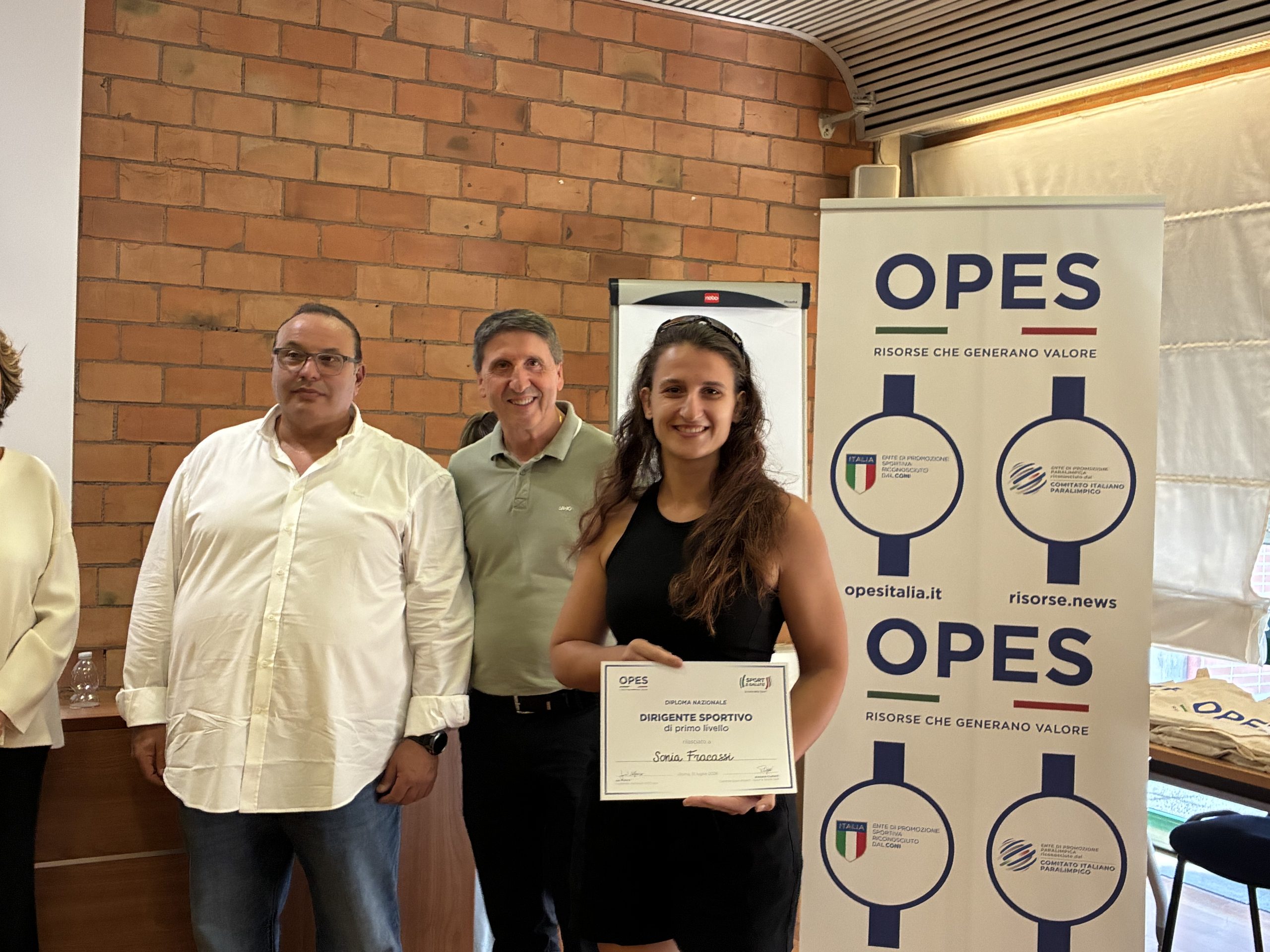 Sonia Fracassi, Alessio Marchesani mentre ritira l'attestato del 1° Corso per Dirigenti Sportivi di Primo Livello di OPES