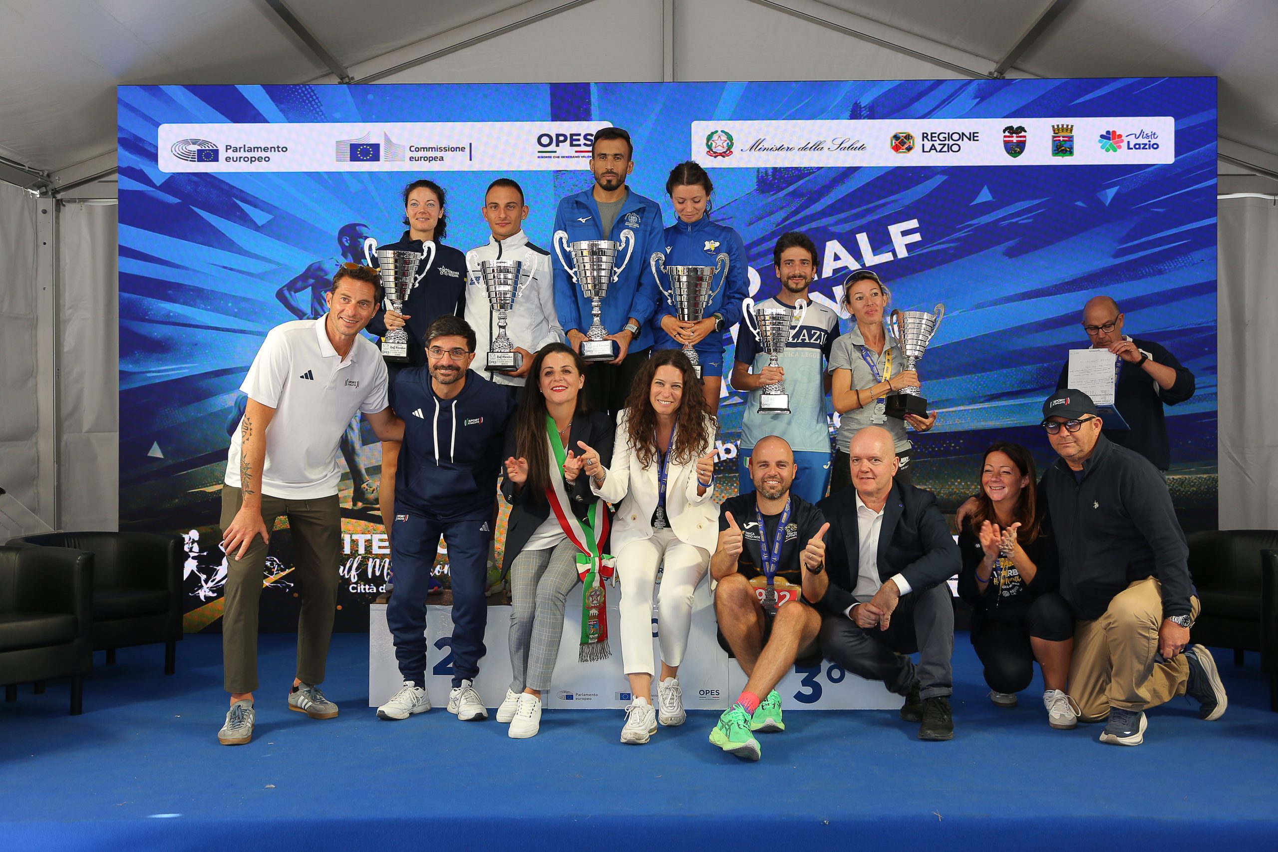 La premiazione finale della Viterbo Half Marathon con i vincitori e le diverse istituzioni